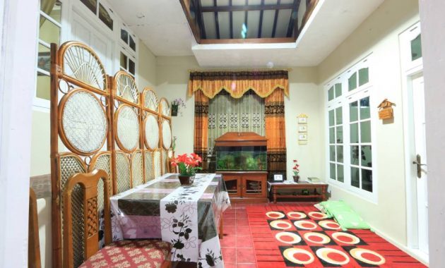 Risa Homestay Dieng — fasad malam